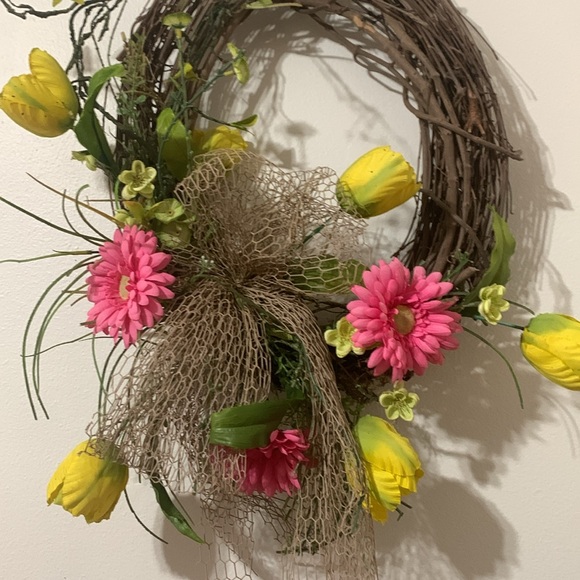 Daisy & Tulips Wreath Approximately 26 inches From Etsy Used - Picture 2 of 4